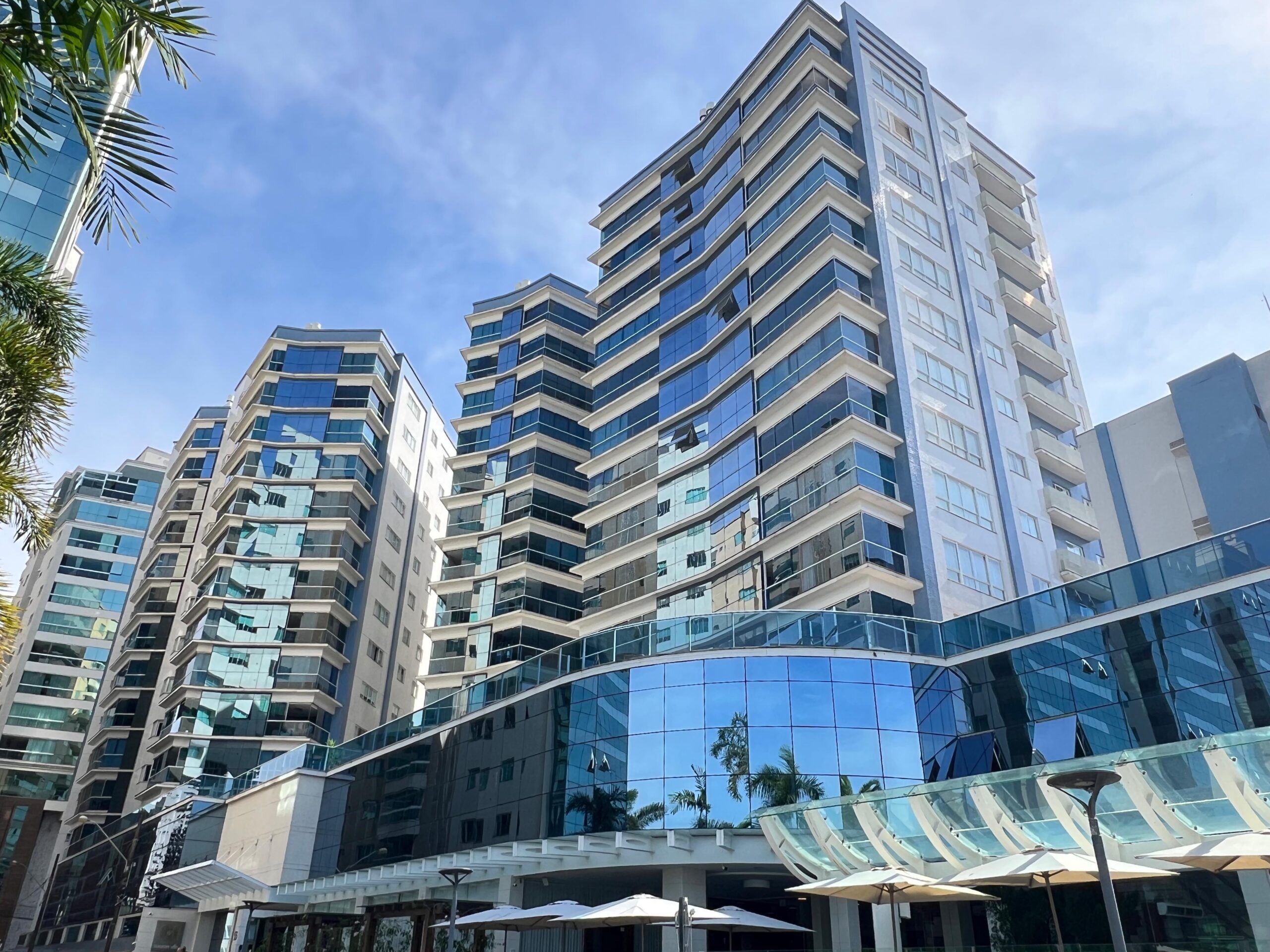 Apartamento com vista para o mar à venda com 197m² por R$ 5.590.000,00 - Invicta Itapema - Assessoria Imobiliária