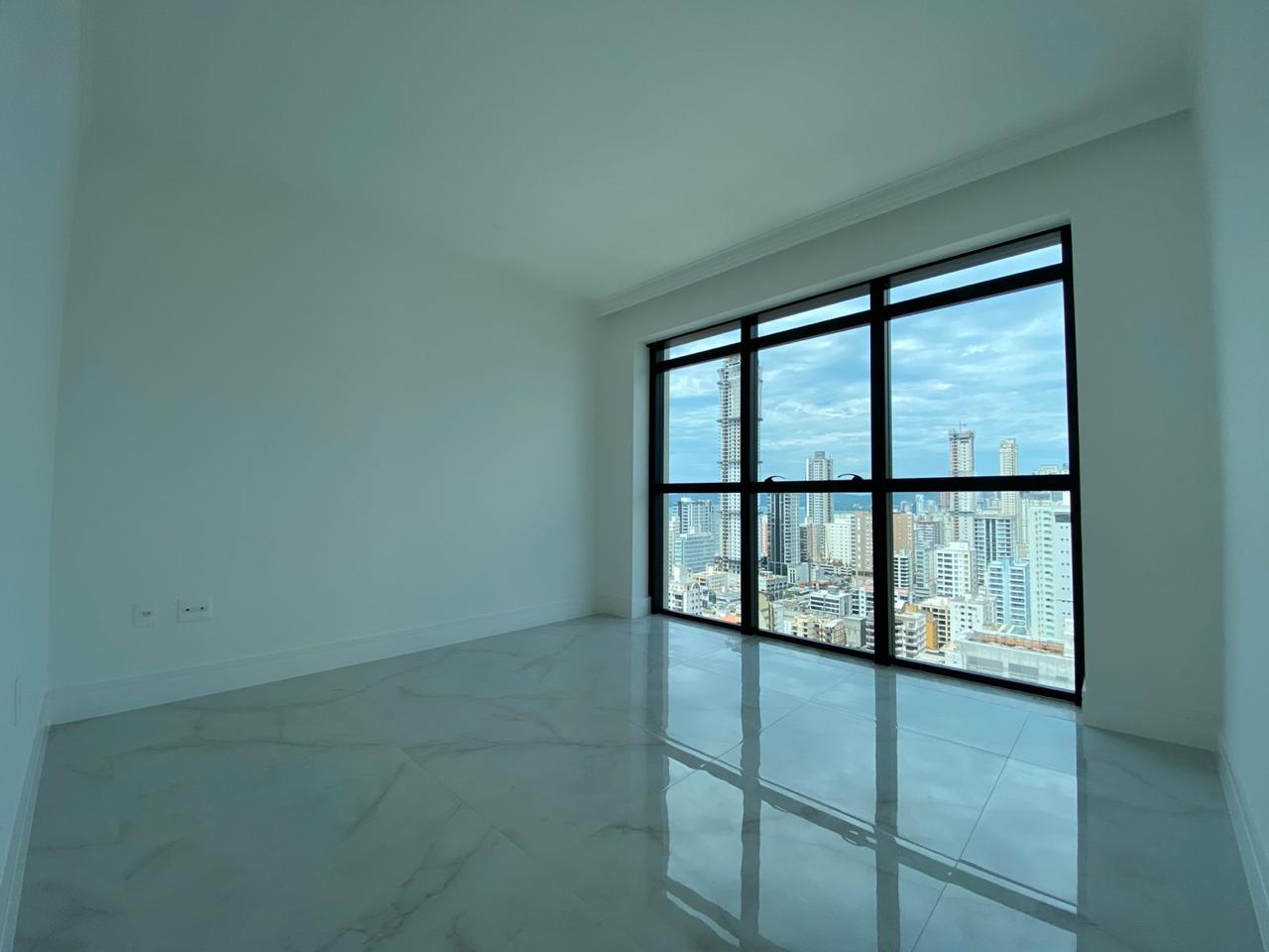 Apartamento à venda com 3 quartos, 135.00m² - Meia Praia,Itapema