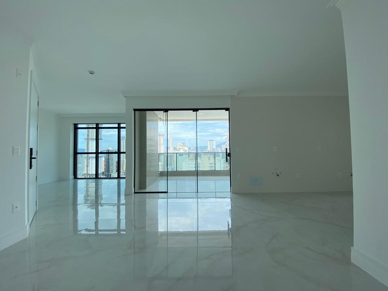 Apartamento à venda com 3 quartos, 135.00m² - Meia Praia,Itapema