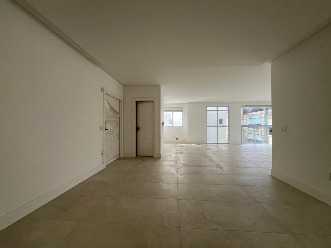  - Apartamento à Venda com 3 Suítes 131.77m² Privativos por R$ 2.600.000,00 em Meia Praia de Itapema SC