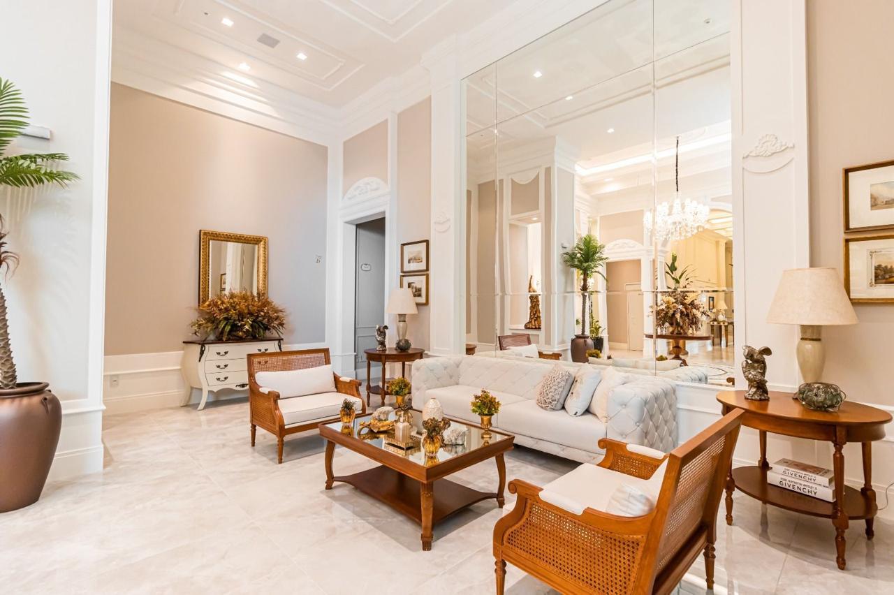  - Apartamento Vista Mar à Venda 4 Suítes Sendo 1 Máster 200m² Privativos R$ 9.980.000,00 Meia Praia Itapema SC