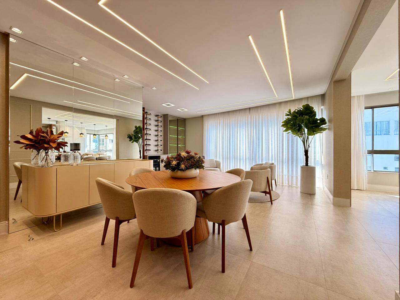  - Apartamento à Venda 4 Suítes Sendo 1 Máster com 197m² Privativos por R$ 4.000.000,00 em Meia Praia Itapema SC