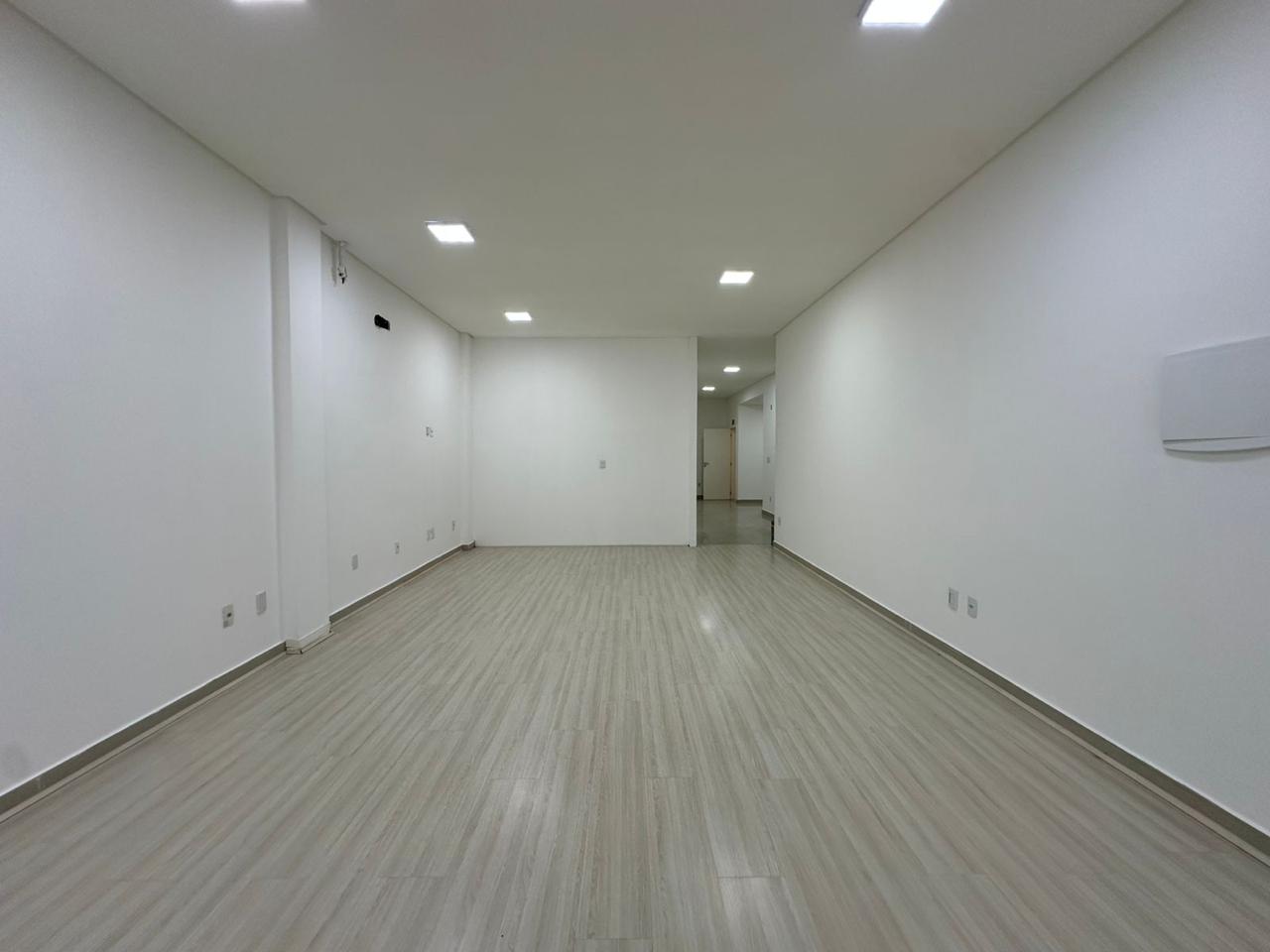  - Sala Comercial à Venda 125.00 m2 Privativos 4 Vagas de Garagem Privativas  em Meia Praia de Itapema SC