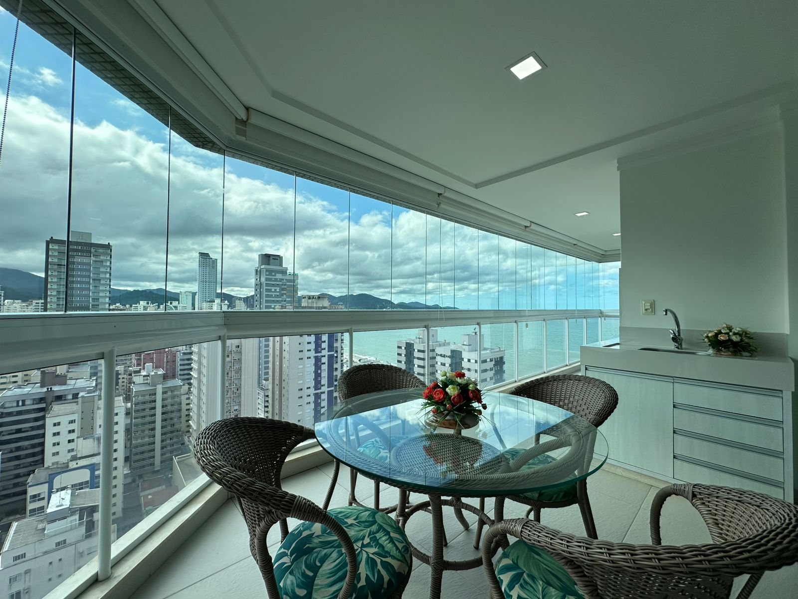 Apartamento à venda com 4 quartos, 202.00m² - Meia Praia,Itapema