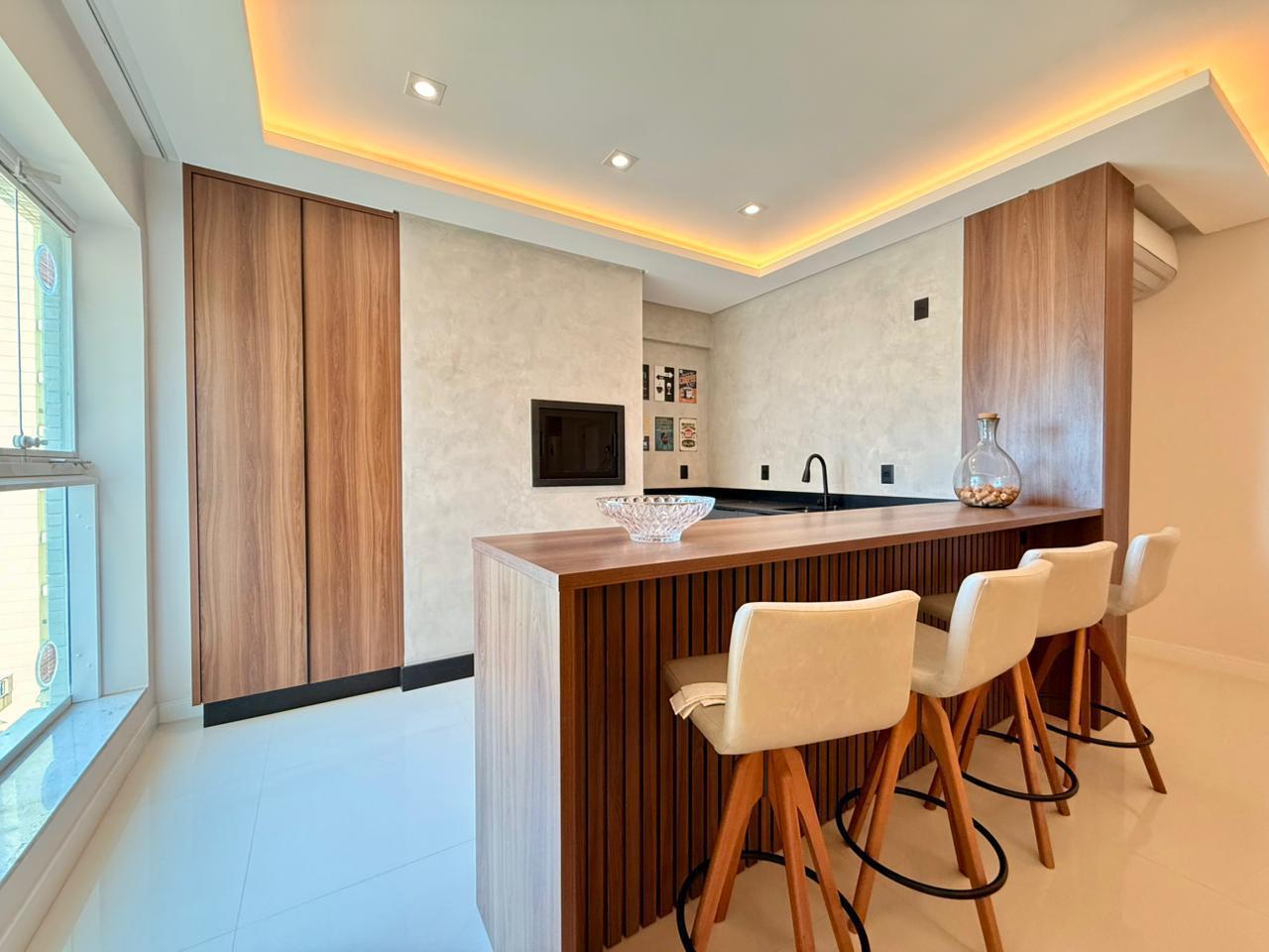  - Apartamento com vista Mar à venda com 4 suítes Sendo 1 Máster 179.5m² Privativos em Meia Praia de Itapema SC