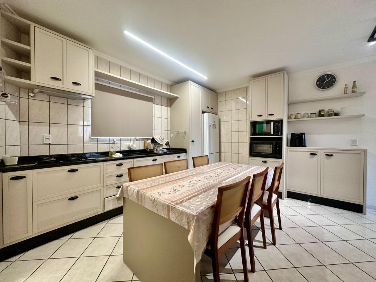 Apartamento à venda com 3 quartos, 120.00m² - Meia Praia,Itapema