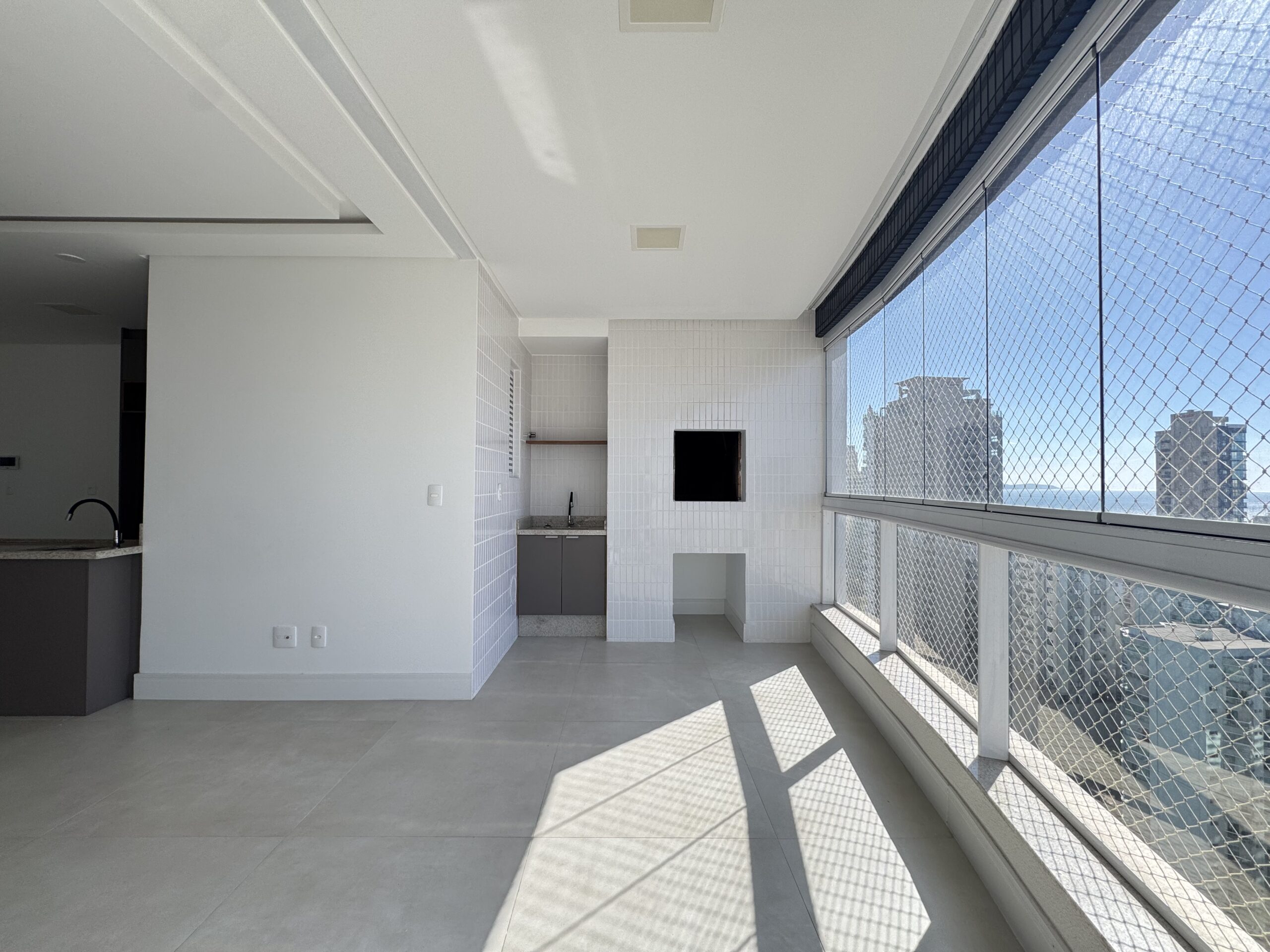 Apartamento à venda em Itapema, Meia praia, com 3 quartos, 128.5m² - Invicta Itapema - Assessoria Imobiliária