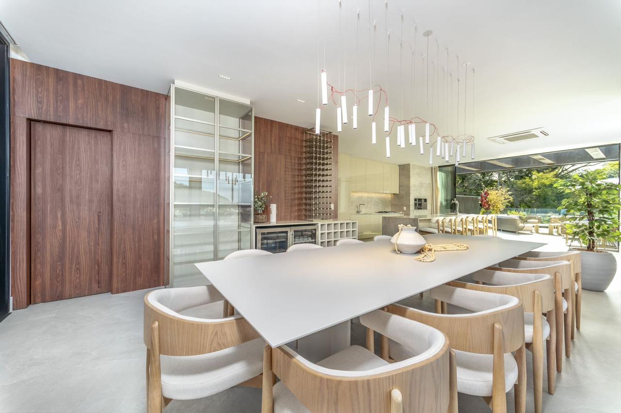  - Casa à Venda com 4 Suítes Sendo 1 Máster 823m² Privativos por R$ 16.800.000,00