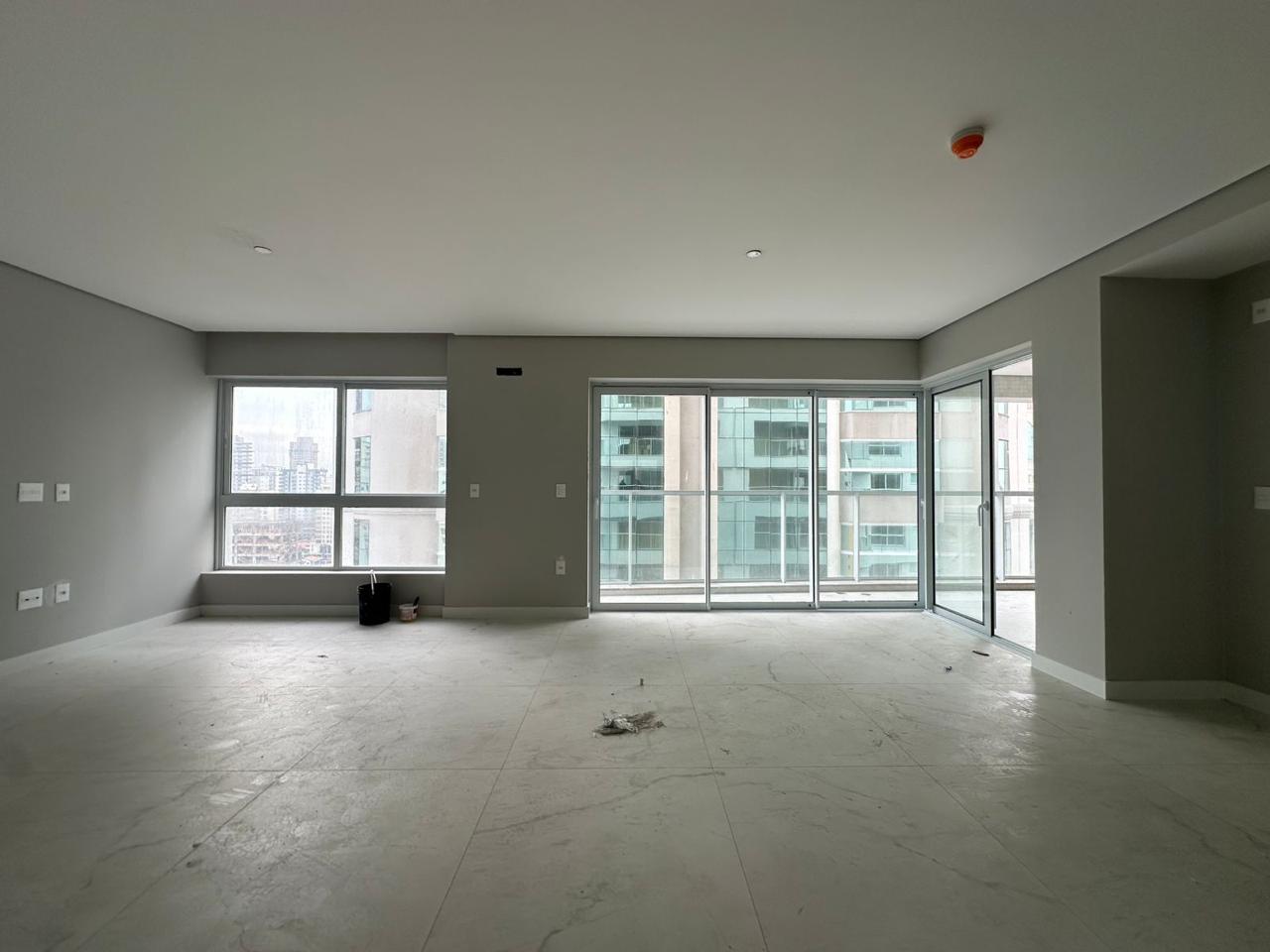  - Apartamento à Venda com 3 Suítes 132m² Privativos por R$ 2.300.000,00 em Meia Praia de Itapema SC.