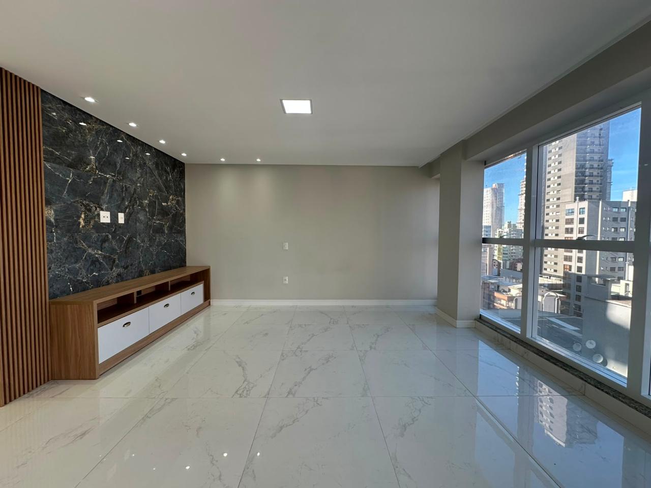 Apartamento à venda com 3 quartos, 125.00m² - Meia Praia,Itapema