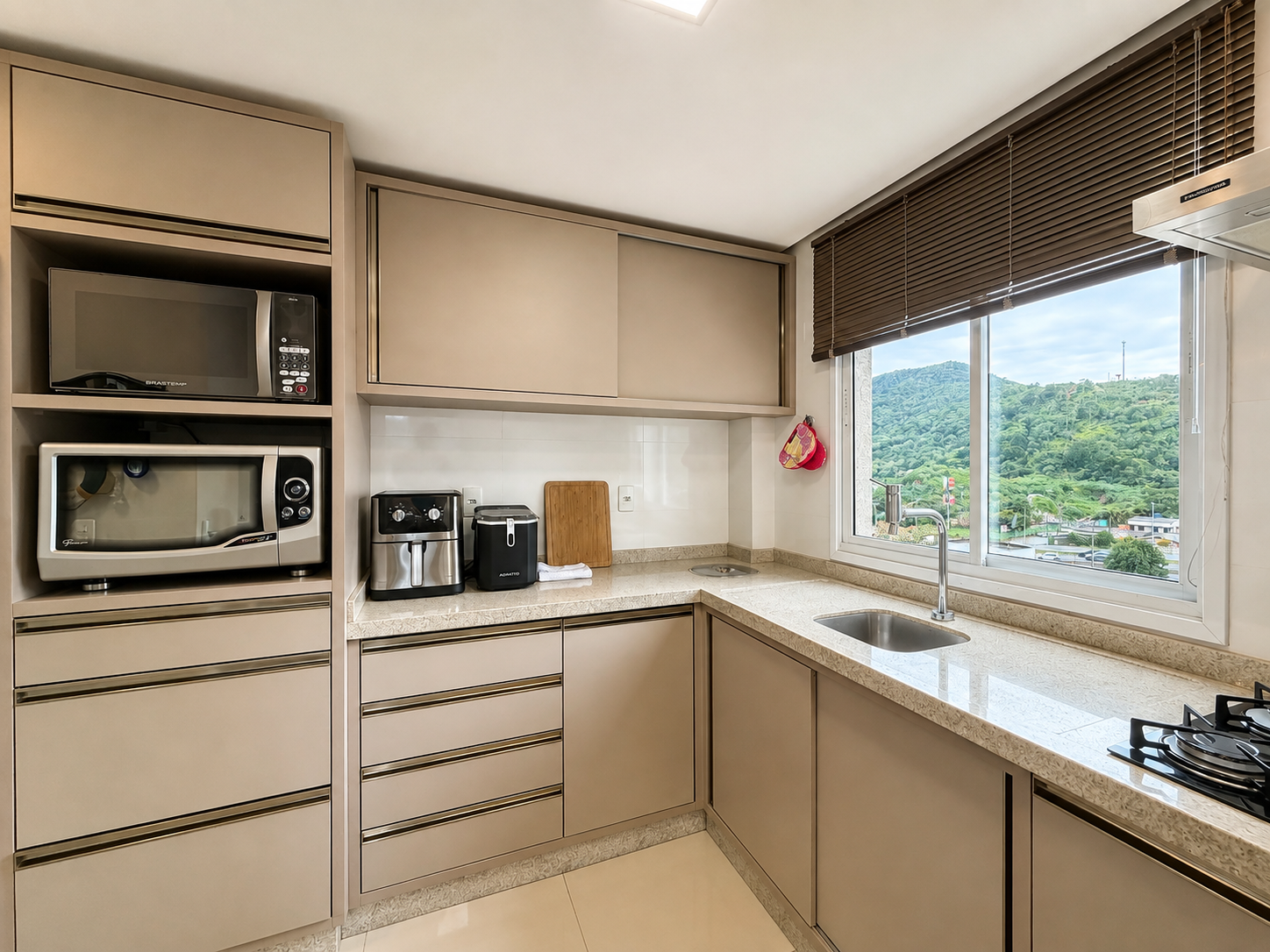  - Apartamento com vista Mar à venda com 3 Suítes 100m² Privativos por R$ 1.300.000,00 no Centro de Itapema SC