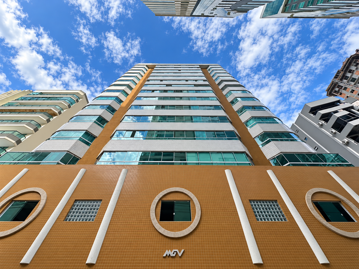 Apartamento à venda em Itapema, Meia praia, com 3 quartos, 15528m² - Invicta Itapema - Assessoria Imobiliária