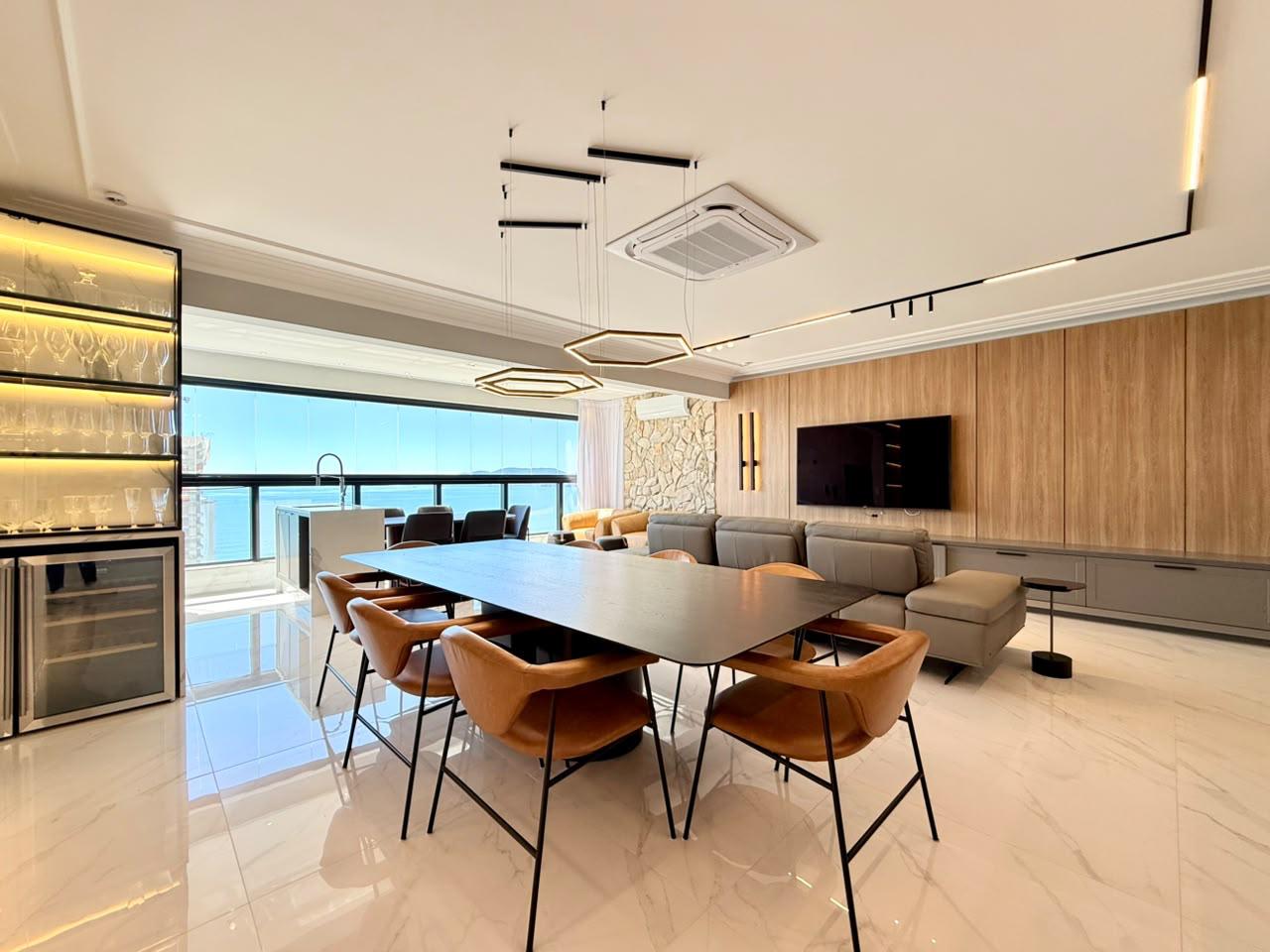  - Apartamento com vista para o mar à venda com 180m² finamente mobiliado na Meia Praia com 4 suítes