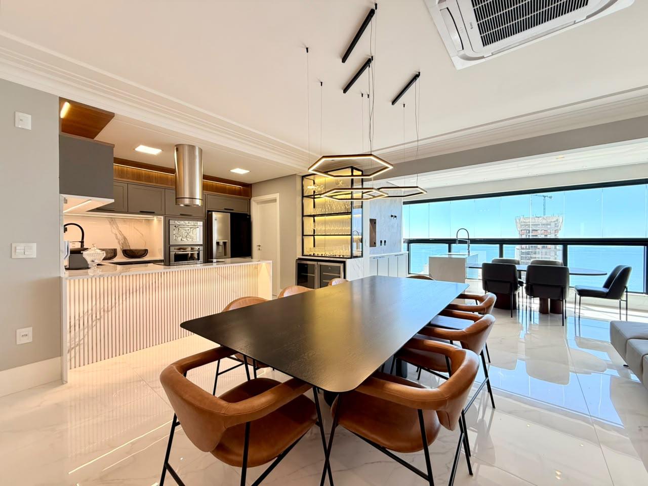  - Apartamento com vista para o mar à venda com 180m² finamente mobiliado na Meia Praia com 4 suítes