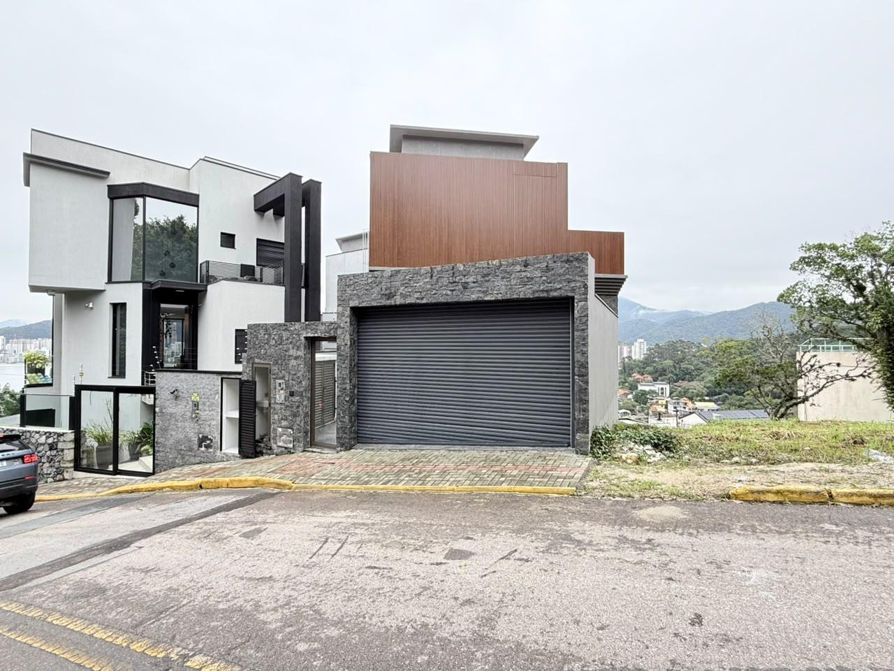 Casa com vista para o mar à venda com 539.21m² por R$ 11.500.000,00 - Invicta Itapema - Assessoria Imobiliária